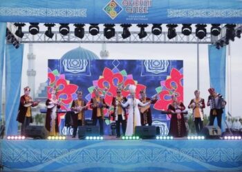 ОРДАБАСЫЛЫҚ ТАЛАНТТАР ТҮРКІСТАН САХНАСЫНДА ӨНЕРІМЕН КӨПТІ ТӘНТІ ЕТТІ
