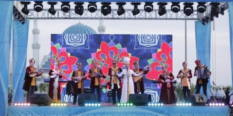 ОРДАБАСЫЛЫҚ ТАЛАНТТАР ТҮРКІСТАН САХНАСЫНДА ӨНЕРІМЕН КӨПТІ ТӘНТІ ЕТТІ