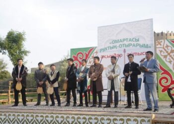 «ӨНЕРЛІ ӨЛКЕ» ФЕСТИВАЛІ АЯСЫНДА АЙТЫСКЕРЛЕР ЖАҢАРҒАН ТҮРКІСТАНДЫ ЖЫРЛАДЫ