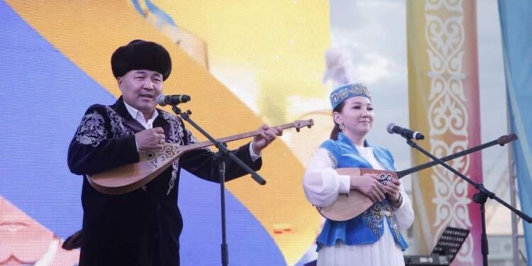ТҮЛКІБАСТЫҚ ӨНЕРПАЗДАР ТҮРКІСТАН ТӨРІНДЕ ӨНЕР КӨРСЕТТІ
