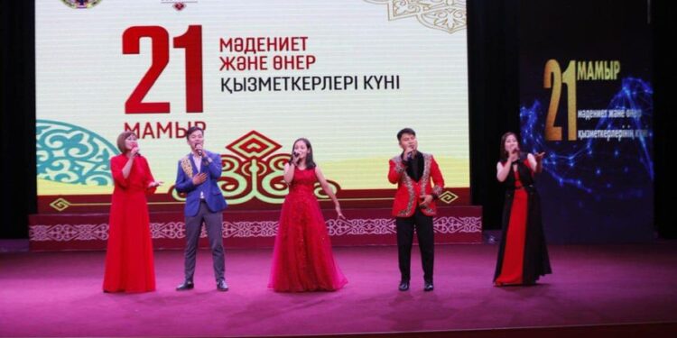 МӘДЕНИЕТ ЖӘНЕ ӨНЕР САЛАСЫ ӨКІЛДЕРІНЕ ҚҰРМЕТ КӨРСЕТІЛДІ