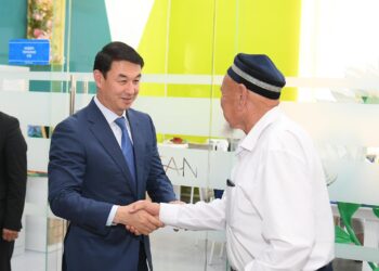 ДАРХАН  САТЫБАЛДЫ ТҮРКІСТАНДЫҚ АҚСАҚАЛДАР МЕН АРДАҚТЫ ӘЖЕЛЕРМЕН ЖҮЗДЕСТІ