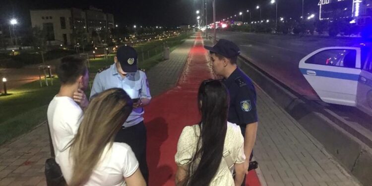 ПОЛИЦЕЙЛЕР МЕН ӘКІМДІК ҚЫЗМЕТКЕРЛЕРІ БАЛАЛАРДЫҢ ТҮНДЕ ЖҮРУІНЕ ҚАРСЫ РЕЙД ӨТКІЗІП ЖАТЫР